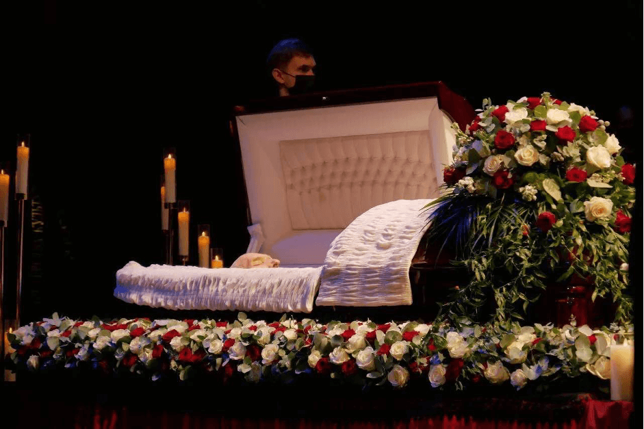 Как узнать где похоронили родственника. Похороны Армена Джигарханяна. Лучано Паваротти похороны в гробу. Похороны Армена Джигарханяна прощание.