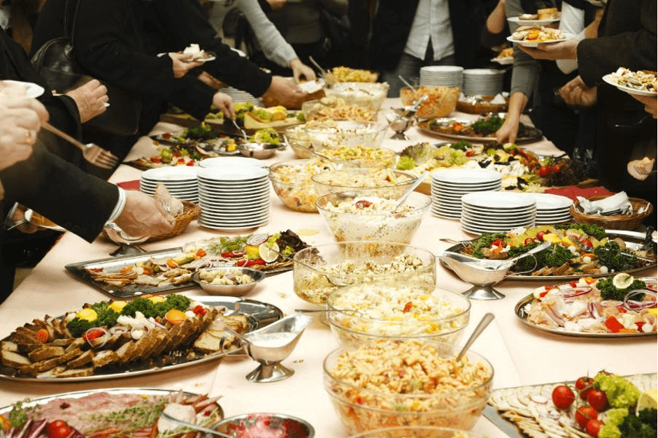 Поминки число. Накрыть праздничный стол. Накрытый стол с едой. Свадебный стол с едой. Блюда на стол для гостей.