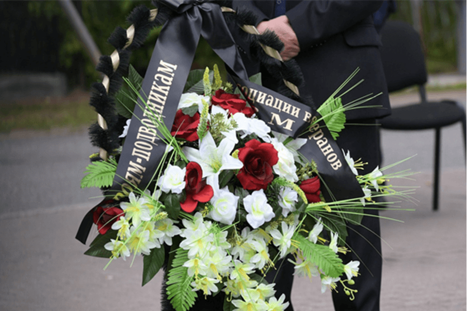 Сколько цветов приносить на похороны
